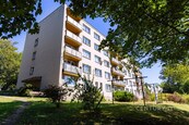 Bydlení, kde vám nic nechybí: Byt 1+1 s privátním parkováním a vlastním kouskem lesa, cena 3749000 CZK / objekt, nabízí 